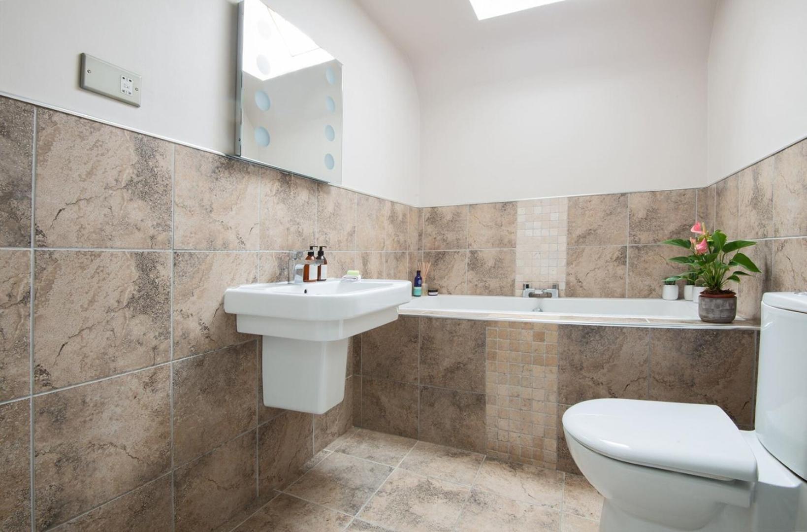 Charming 2 Bedroom Flat In The Heart Of Kirriemuir Exterior photo
