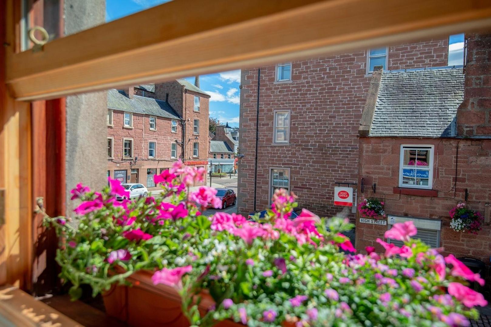 Charming 2 Bedroom Flat In The Heart Of Kirriemuir Exterior photo